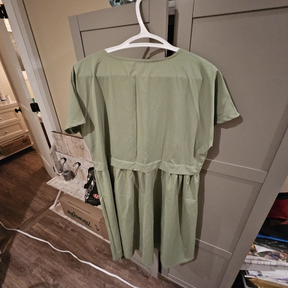 Light front button dress. Stretchy - Picture 2 of 2